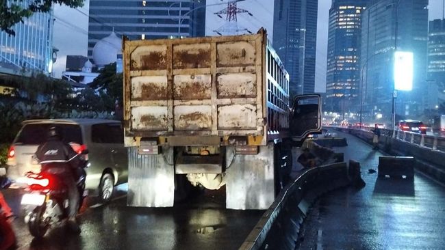 Bikin Pengendara Panik! Truk Seruduk Separator di Gatsu