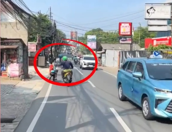 Viral Bocah di Ciputat Dijambret saat Rekam Bus Telolet